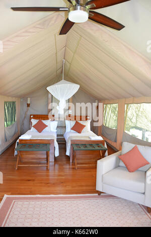 Isola di santa cruz, galapagos - febbraio 20, 2017: tenda interno in corrispondenza delle Galapagos safari camp. l africano-stile Tented Camp è un alternativa al expl Foto Stock