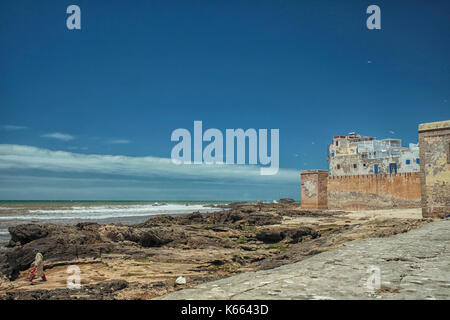 Medievale di parete di protezione di essaouira in Marocco visto dall'oceano Foto Stock