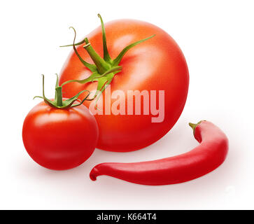 Tutto pomodori rossi freschi, piccolo pomodoro ciliegino con foglie verdi e peperoncino isolati su sfondo bianco Foto Stock