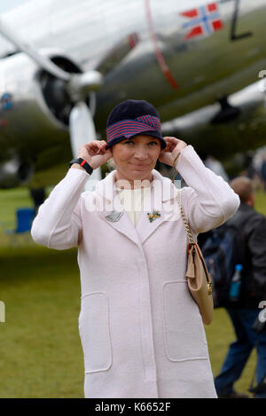 Jodie Kidd nel periodo in costume al Goodwood 2017 mentre giudicare lo spirito dell' aviazione concourse d'Eleganza Foto Stock