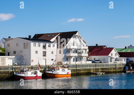 Harbourside di edifici nel villaggio di pescatori di Henningsvaer, Austvågøya isola, isole Lofoten, Nordland, Norvegia, Scandinavia, Europa Foto Stock