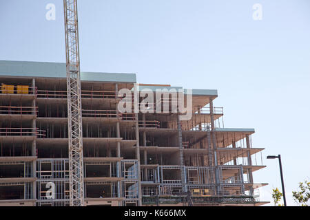 Travi in acciaio e pavimenti in cemento all'interno di un edificio a più piani in costruzione Foto Stock