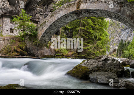 Antico ponte sulla Dora Verney in Pre Saint Didier, Val d'Aosta, Italia Foto Stock