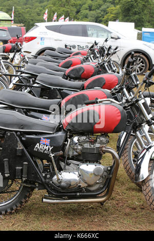 Il royal segnali reggimento, bianco caschi moto team display in azione al castello di lowther Horse Trials, cumbria, Inghilterra. Foto Stock