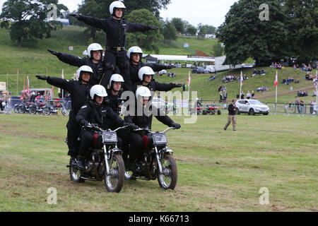 Il royal segnali reggimento, bianco caschi moto team display in azione al castello di lowther Horse Trials, cumbria, Inghilterra. Foto Stock