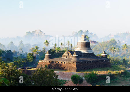 Mrauk u (piccole bagan) l antica capitale rakhaing. sunrise al di sopra del dukkanthein paya tempio di mrauk u. Myanmar (Birmania) Foto Stock
