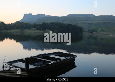 Canotto su un lago al tramonto Foto Stock