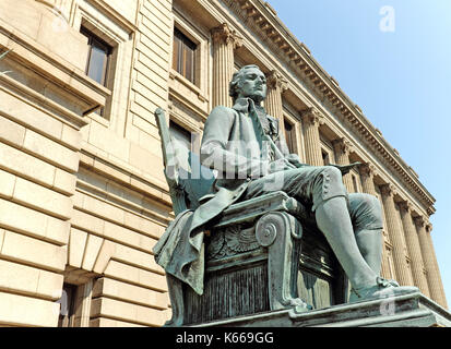 Statua di Alexander Hamilton fuori l'imponente cuyahoga County Courthouse in downtown Cleveland, Ohio, USA. Foto Stock