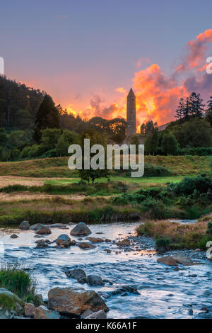 La torre rotonda a Glendalough nella contea di Wicklow, Irlanda, rinomato per un antico insediamento monastico fondato nel VI secolo da San Kevin. Foto Stock