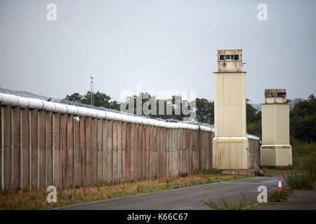 Il rasoio e rabboccato mura e torri di avvistamento dell'ex carcere di maze long kesh sito Irlanda del Nord Foto Stock