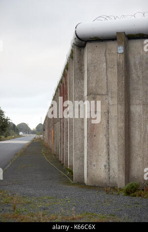 Strada di accesso e filo spinato e rabboccato pareti interne di uno dei blocchi di h nella ex prigione labirinto long kesh sito Irlanda del Nord Foto Stock