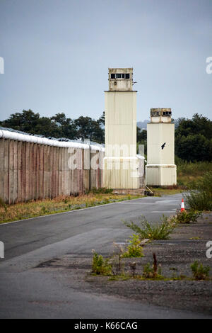 Il rasoio e rabboccato mura e torri di avvistamento dell'ex carcere di maze long kesh sito Irlanda del Nord Foto Stock
