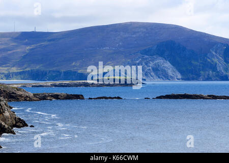 Costa frastagliata a Keem Bay su Achill Island, nella contea di Mayo, Repubblica di Irlanda Foto Stock