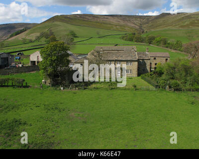 Derbyshire Farm House con Edale in background Foto Stock