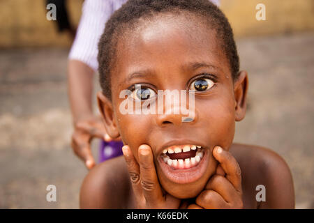 Facendo una faccia Foto Stock