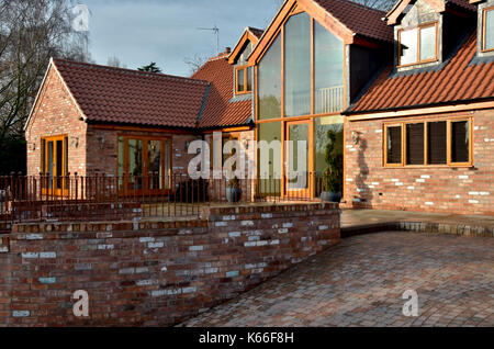 Passo carraio e ingresso al nuovo esecutivo costruire casa Foto Stock
