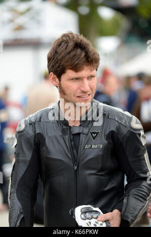 Guy Martin, pilota motociclistico e celebrità televisiva, al Goodwood Revival 2017 in pelle nera da moto Foto Stock