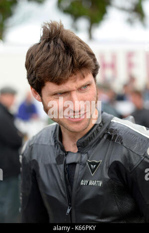 Guy Martin, pilota motociclistico e celebrità televisiva, al Goodwood Revival 2017 in pelle nera da moto Foto Stock