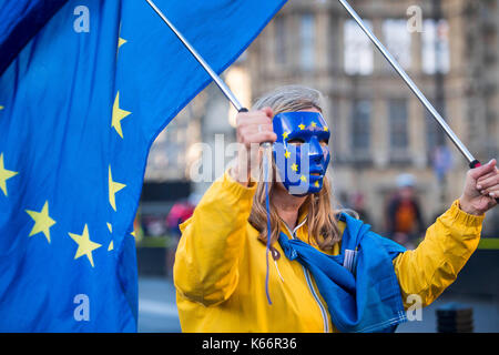 Pro-Unione europea e anti-brexit dimostranti protestano fuori le case del parlamento nel centro di Londra, come il commons dibattito sull'Unione europea (prelievo) bill avviene. Foto Stock