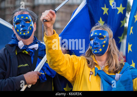 Pro-Unione europea e anti-brexit dimostranti protestano fuori le case del parlamento nel centro di Londra, come il commons dibattito sull'Unione europea (prelievo) bill avviene. Foto Stock