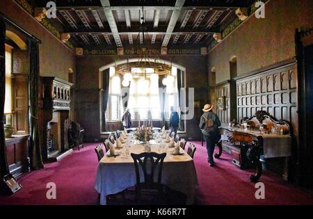 Sala da pranzo alla corte knightshayes, una casa di campagna vittoriana vicino a Tiverton, Devon, Inghilterra, progettato da William burges per la HEATHCOAT-AMORY famiglia Foto Stock