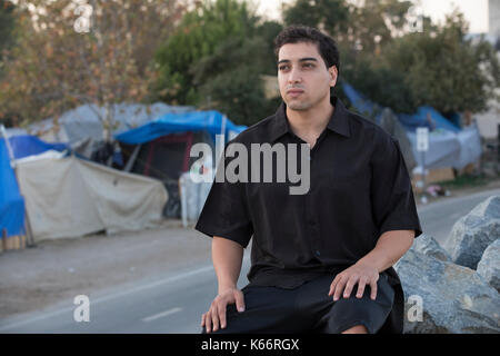 Mohammed aly, un avvocato e un attivista che fondò la contea di Orange alleviamento della povertà coalizione il senzatetto encampment sulla santa ana river Foto Stock