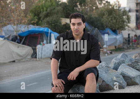 Mohammed aly, un avvocato e un attivista che fondò la contea di Orange alleviamento della povertà coalizione il senzatetto encampment sulla santa ana river Foto Stock