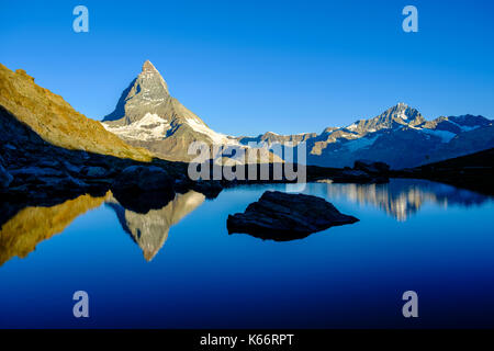 La parete est del Cervino, Monte Cervino, mirroring nel lago riffelsee presso sunrise Foto Stock