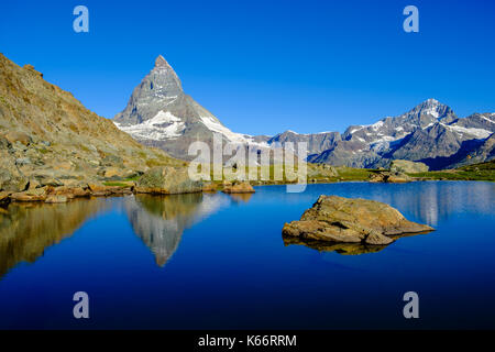 La parete est del Cervino, Monte Cervino, mirroring nel lago riffelsee presso sunrise Foto Stock