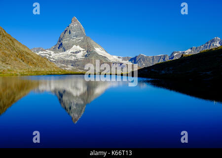 La parete est del Cervino, Monte Cervino, mirroring nel lago riffelsee presso sunrise Foto Stock