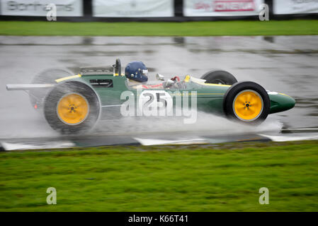 Lotus Climax 25 pilotato da Andy Middlehurst racing sul bagnato Glover Trophy al Goodwood 2017. Di proprietà di Classic Team Lotus Ltd Foto Stock