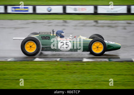 Lotus Climax 25 pilotato da Andy Middlehurst racing sul bagnato Glover Trophy al Goodwood 2017. Di proprietà di Classic Team Lotus Ltd Foto Stock