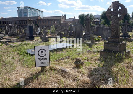 Un segnale di limite di velocità in Santa Maria della cattolica nel cimitero kensal green, Harrow Road, London, Regno Unito Foto Stock