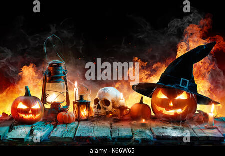 Halloween a fiamma - Masterizzazione di zucche su legno Foto Stock