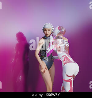 Cyborg donna sussurro segreto per donna Foto Stock
