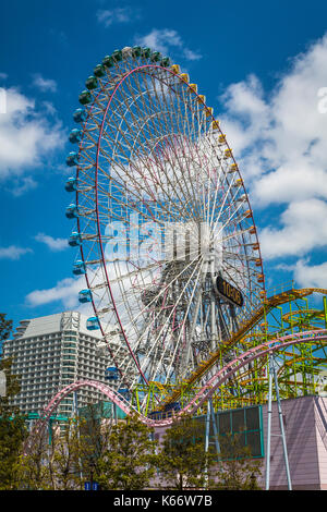 Il Cosmoworld parco divertimenti in Minato Mirai 21 seaside area urbana presso il porto della città di Yokohama, Giappone, Asia. Foto Stock