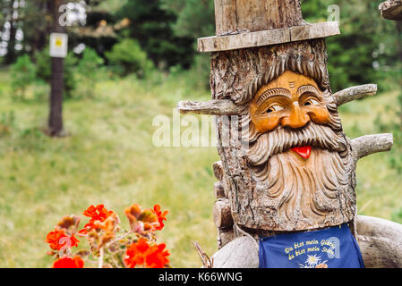 Figure in legno in Sud Tirolo del nord Italia. La regione ha una grande lingua tedesca la popolazione Foto Stock