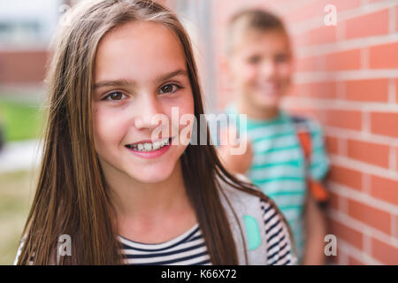 Ritratto di due amici di scuola con zaini Foto Stock