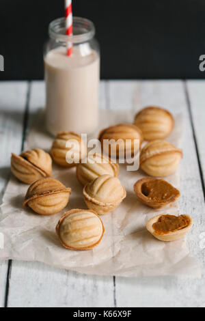 Cookies su carta oleata con latte Foto Stock