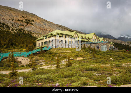 Il Columbia Icefield glacier discovery center lungo il Ghiacciaio Athabasca in estate. Foto Stock