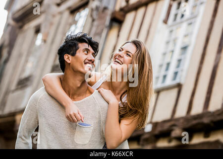 Uomo Donna portante sovrapponibile in città Foto Stock