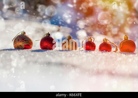 Fila di ornamenti natale nella neve Foto Stock