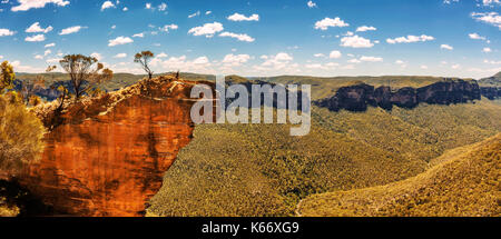 Hanging Rock e vista sulla valle di grose nelle Blue Mountains, Australia, visto dal baltzer lookout Foto Stock