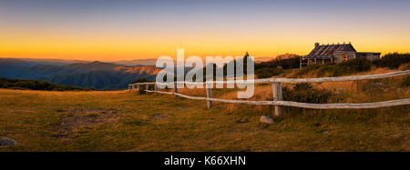 Tramonto al di sopra di craigs capanna costruita come il set per l'uomo dal fiume nevoso filmato nelle alpi vittoriano, australia Foto Stock