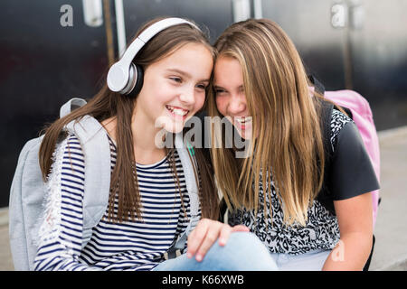 Ritratto di due pre ragazze adolescenti studiano all'aperto nel cortile della scuola Foto Stock