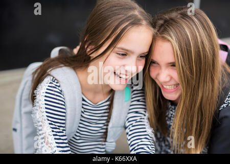 Ritratto di due pre ragazze adolescenti studiano all'aperto nel cortile della scuola Foto Stock