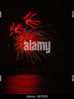 Fuochi d'artificio lungo il fiume Snake il 4 di luglio in Idaho Falls, Idaho. La luce è riflessa nel fiume. Foto Stock