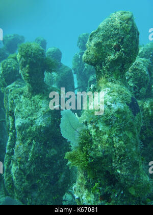 Statue di subacquea presso il musa al largo di Isla Mujeres, Messico. manchones reef Foto Stock