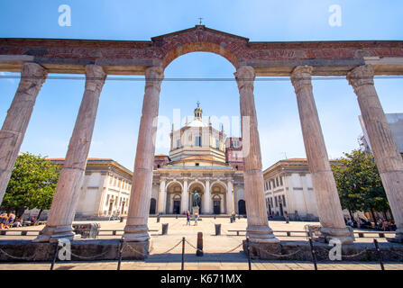 Vista delle Colonne di San Lorenzo, storico romano colonnato, con la statua dell'imperatore romano Costantino, in Milano, Italia. Foto Stock