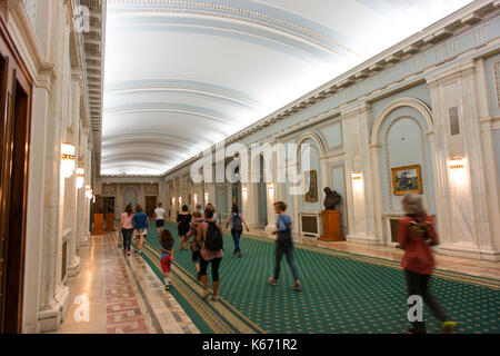 Un gruppo di tour in una delle sale all'interno di Bucarest il palazzo del parlamento. Foto Stock